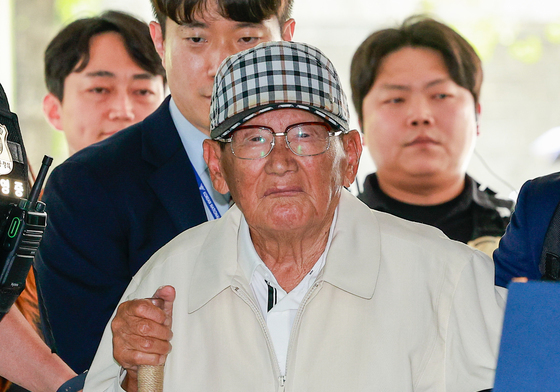 지팡이 짚고 영장심사 향하는 이만희