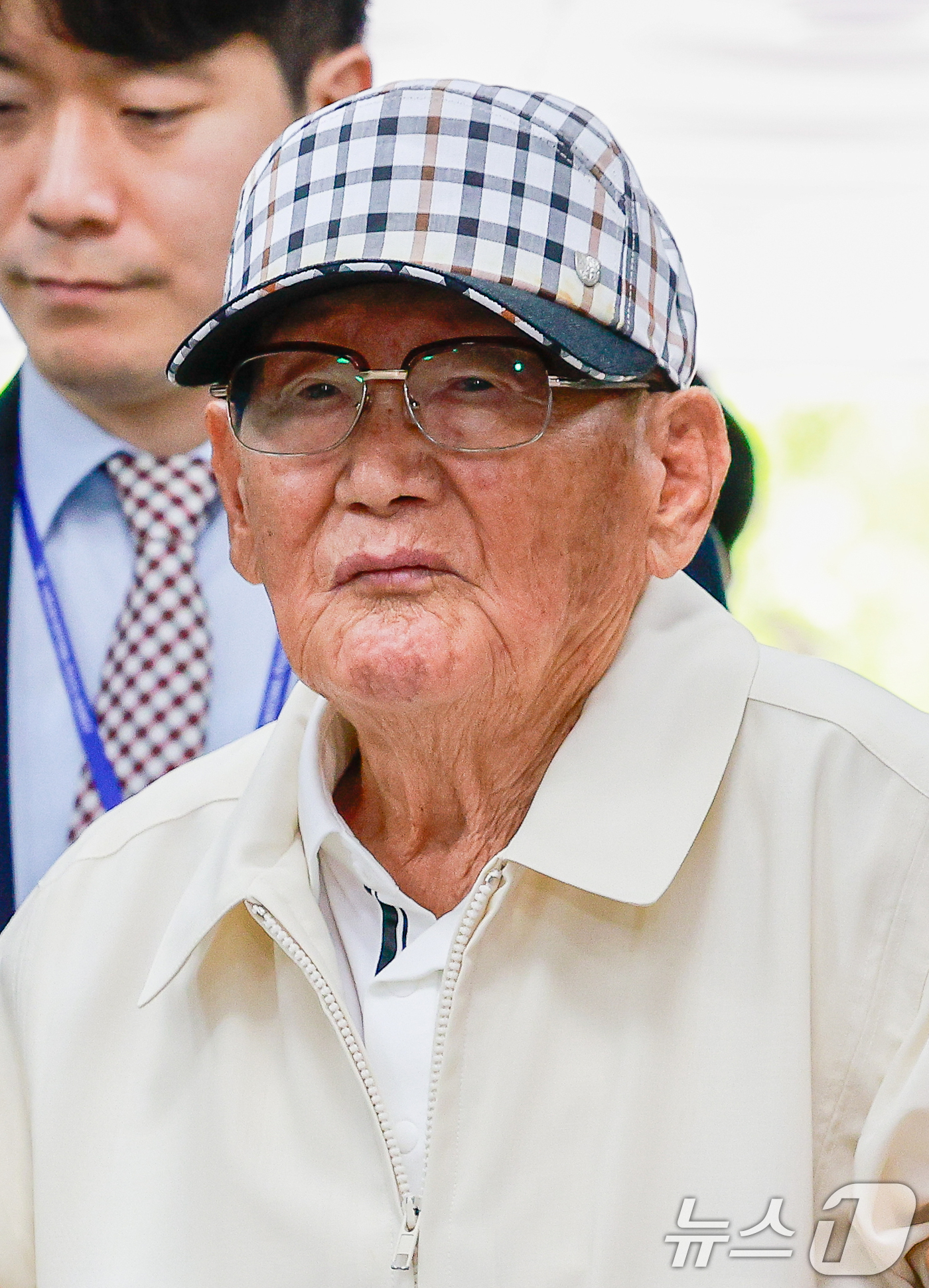(서울=뉴스1) 안은나 기자 = 20대 대선과 22대 총선 전후로 신도 5만 명 이상을 국민의힘에 집단 입당시키도록 지시한 의혹을 받는 이만희 신천지예수교증거장막성전(신천지) 총회 …