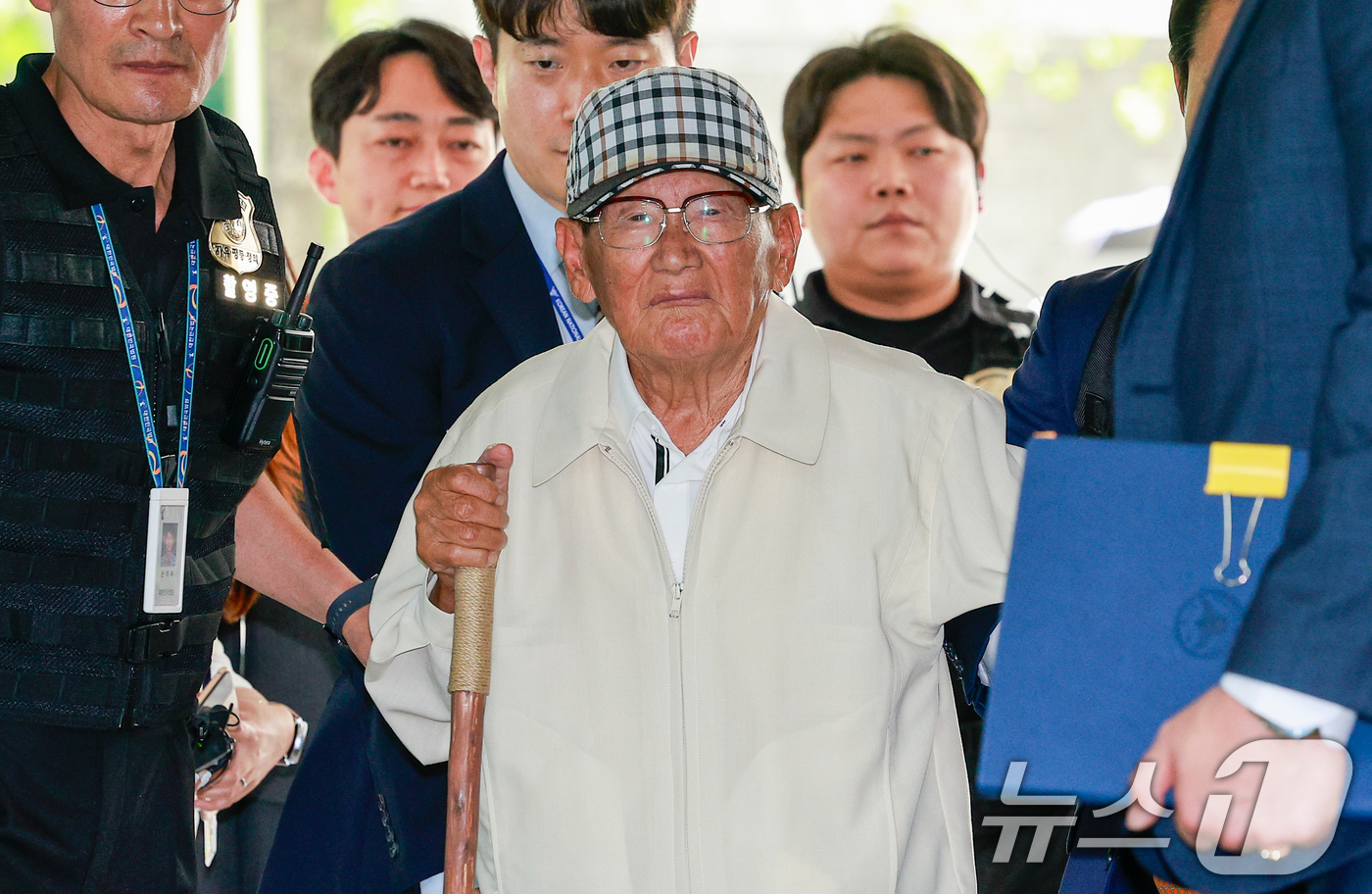 (서울=뉴스1) 안은나 기자 = 20대 대선과 22대 총선 전후로 신도 5만 명 이상을 국민의힘에 집단 입당시키도록 지시한 의혹을 받는 이만희 신천지예수교증거장막성전(신천지) 총회 …