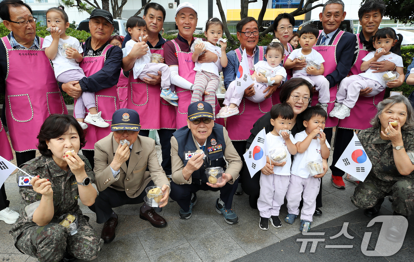 (대구=뉴스1) 공정식 기자 = 6·25전쟁 발발 76주기를 하루 앞둔 24일 대구 서구청 앞에서 열린 '6·25전쟁 당시 음식 시식회'를 찾은 어린이와 부모, 참전용사, 여성예비 …