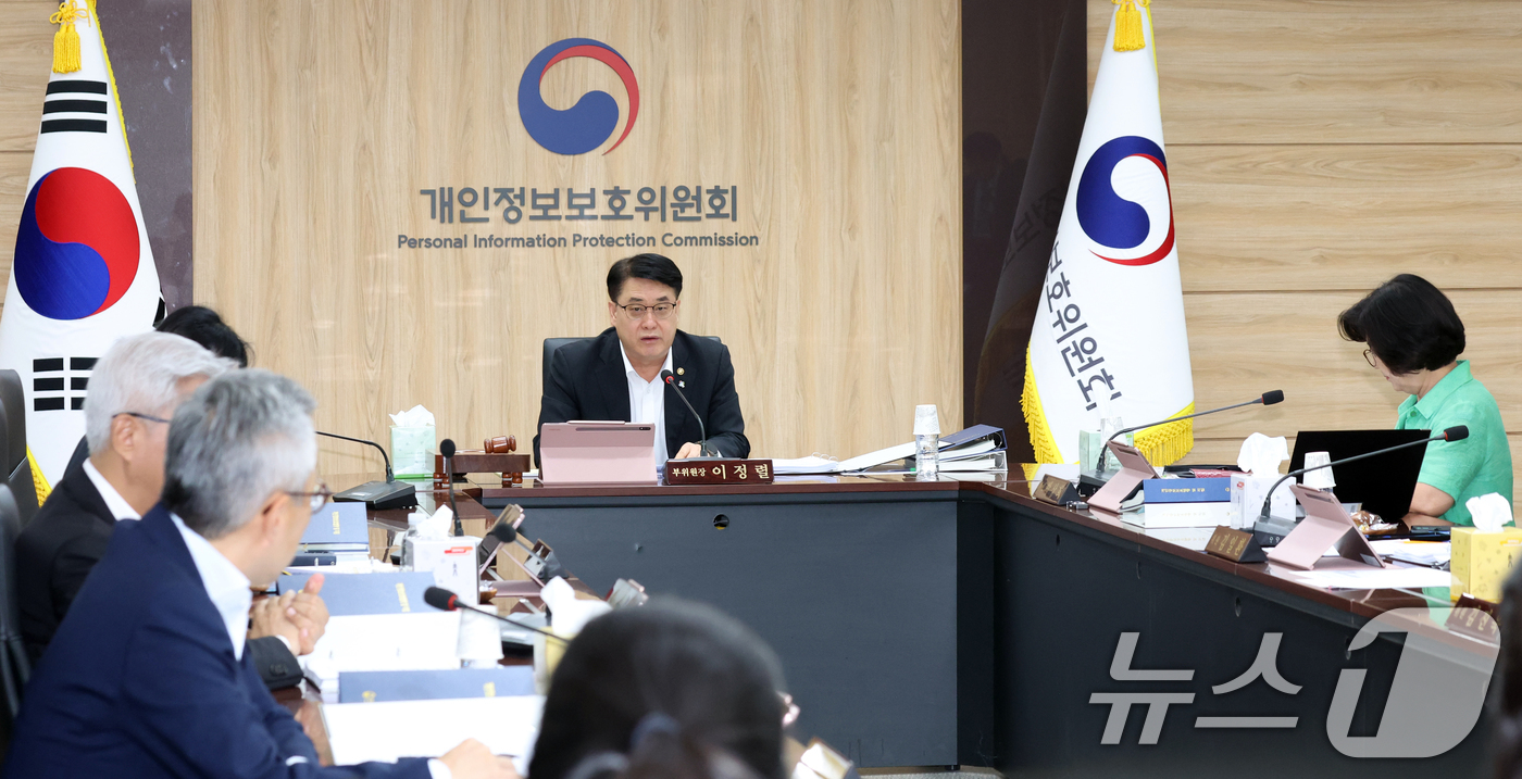 (서울=뉴스1) 김명섭 기자 = 이정렬 개인정보보호위윈회 부위원장이 24일 오후 서울 종로구 세종대로 정부서울청사에서 열린 2026년 제12회 전체회의에서 모두 발언을 하고 있다. …