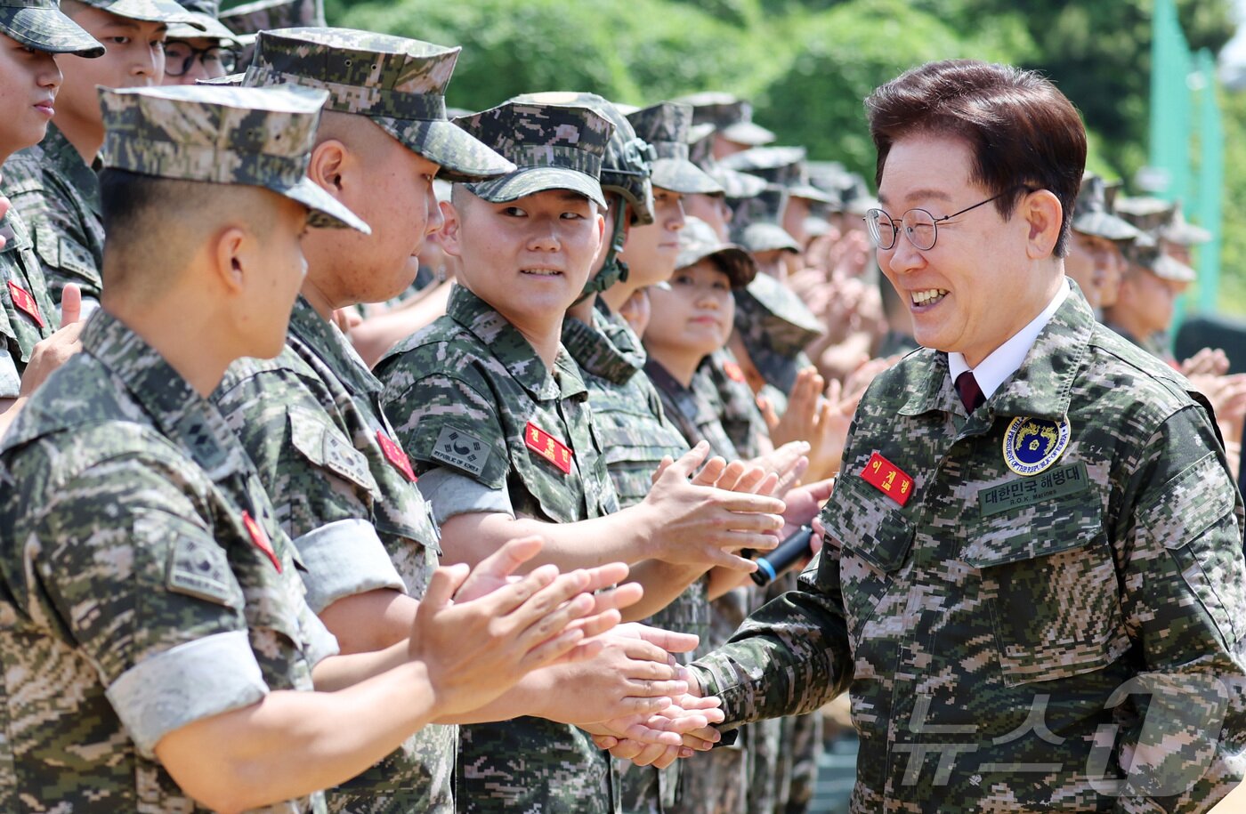 본문 이미지 - 이재명 대통령이 24일 인천 옹진군 연평도 연평부대에서 해병대 장병들과 인사하고 있다. 2026.6.24 ⓒ 뉴스1 이재명 기자