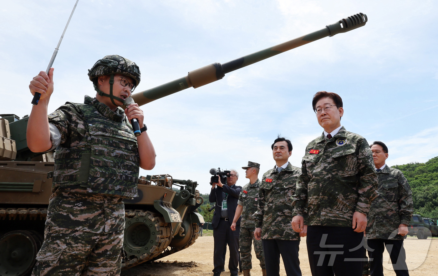 (연평도=뉴스1) 이재명 기자 = 이재명 대통령이 24일 인천 옹진군 연평도 연평부대에서 관계자로부터 K-9 자주포에 대한 설명을 듣고 있다. 2026.6.24/뉴스1