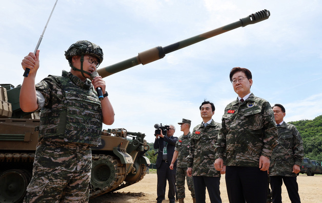 K-9 자주포 설명 듣는 이재명 대통령