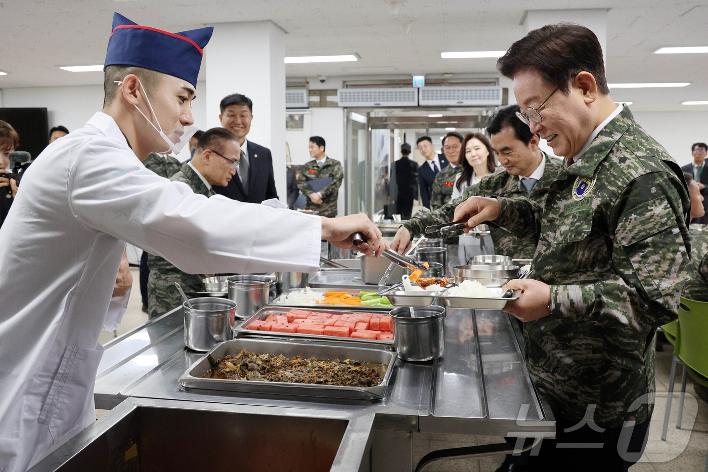 (연평도=뉴스1) 이재명 기자 = 이재명 대통령이 24일 인천 옹진군 연평도 연평부대에서 열린 오찬간담회에서 자율배식을 받고 있다. 2026.6.24/뉴스1