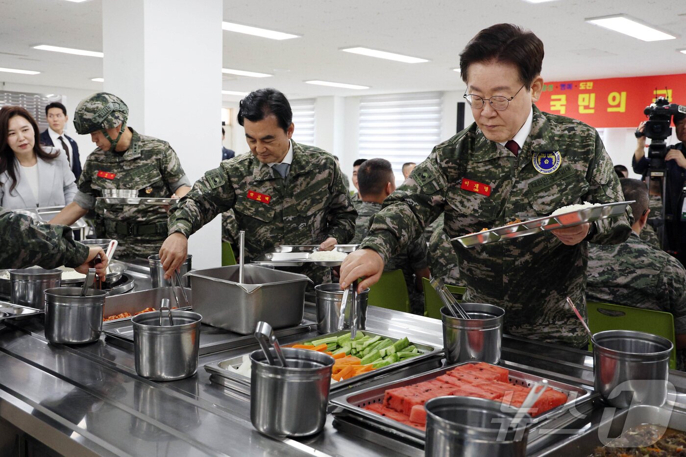 본문 이미지 - 이재명 대통령이 24일 인천 옹진군 연평도 연평부대에서 열린 오찬간담회에서 자율배식을 받고 있다. 2026.6.24 ⓒ 뉴스1 이재명 기자