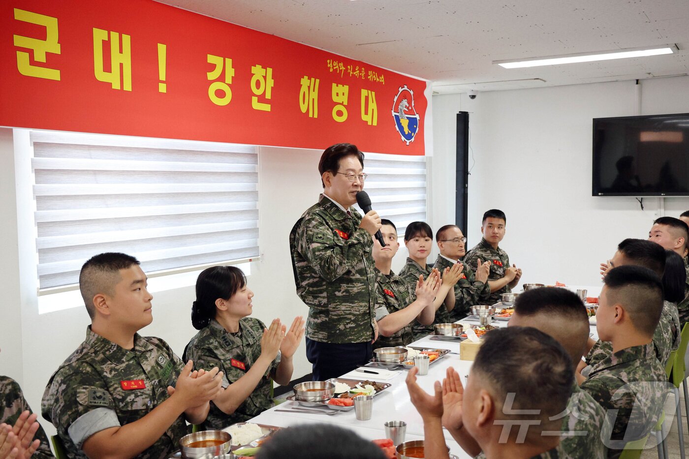 본문 이미지 - 이재명 대통령이 24일 인천 옹진군 연평도 연평부대에서 열린 오찬간담회에서 발언을 하고 있다. 2026.6.24 ⓒ 뉴스1 이재명 기자