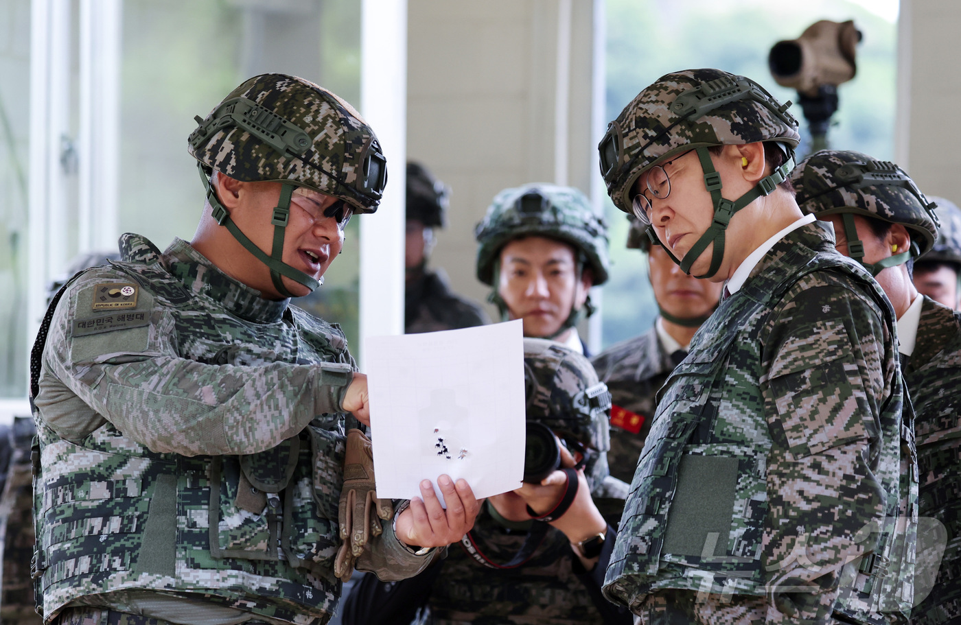 (연평도=뉴스1) 이재명 기자 = 이재명 대통령이 24일 인천 옹진군 연평도 연평부대에서 실탄 사격을 마친 후 K2C1 실사격 표적지를 보고 있다. 2026.6.24/뉴스1