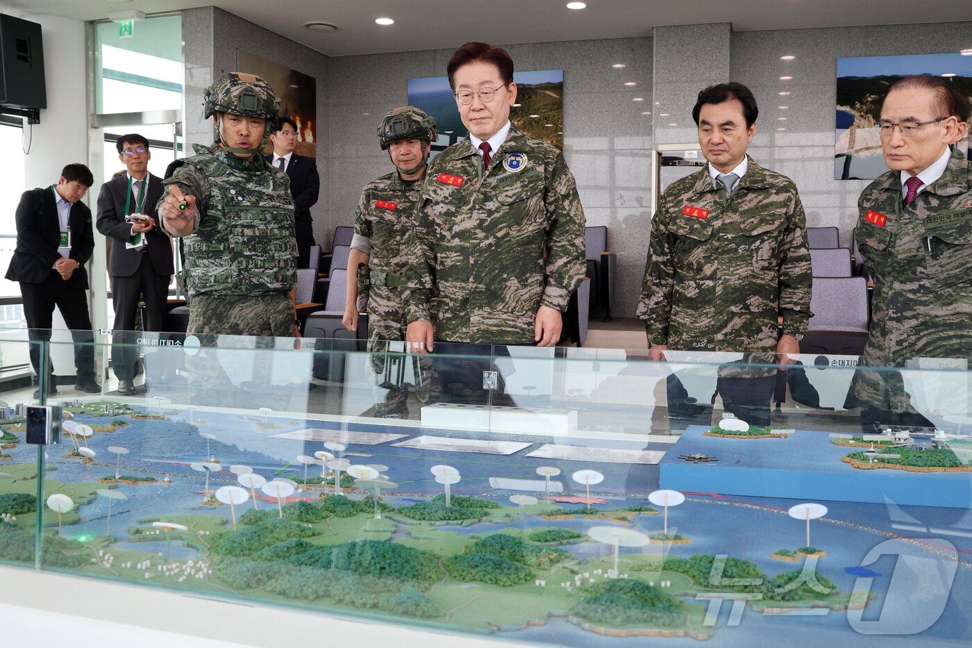 본문 이미지 - 이재명 대통령이 24일 인천 옹진군 연평도 평화전망대를 찾아 관계자로부터 경계작전 현황 보고를 청취하고 있다. 2026.6.24 ⓒ 뉴스1 이재명 기자