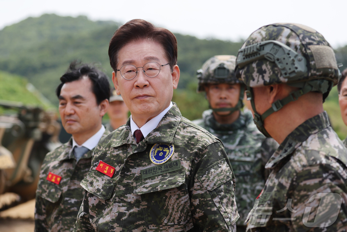 (연평도=뉴스1) 이재명 기자 = 이재명 대통령이 24일 인천 옹진군 연평도 연평부대에서 관계자로부터 K-9 자주포에 대한 설명을 듣고 있다. 2026.6.24/뉴스1