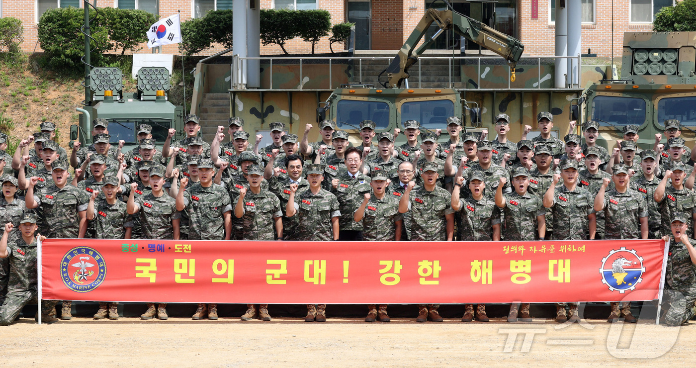 (연평도=뉴스1) 이재명 기자 = 이재명 대통령이 24일 인천 옹진군 연평도 연평부대에서 해병대 장병들과 기념촬영을 하고 있다. 2026.6.24/뉴스1