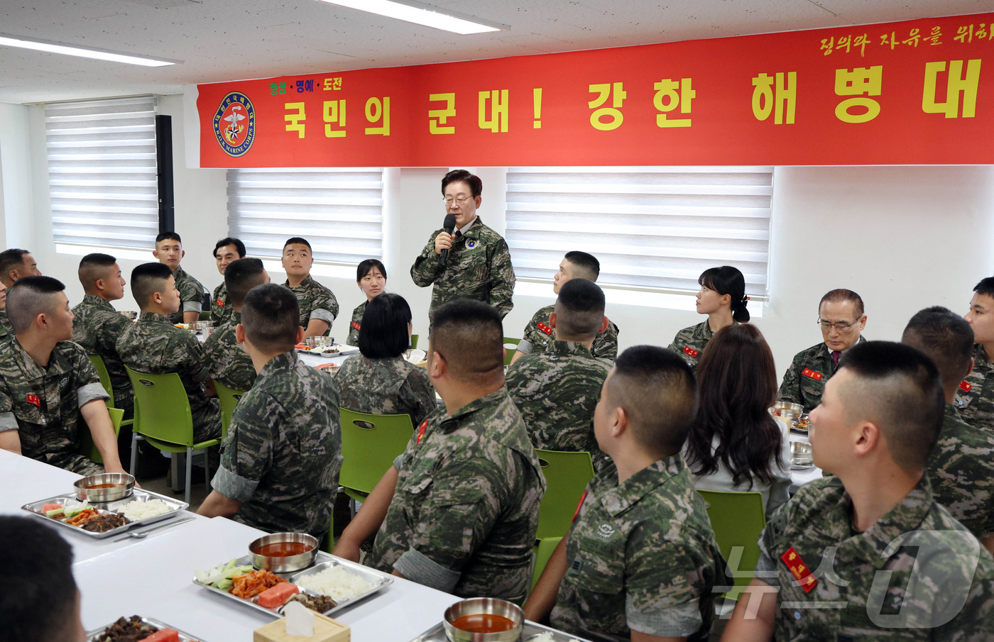 (연평도=뉴스1) 이재명 기자 = 이재명 대통령이 24일 인천 옹진군 연평도 연평부대에서 열린 오찬간담회에서 발언을 하고 있다. 2026.6.24/뉴스1