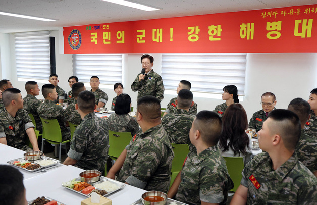 장병들과 오찬간담회하는 이재명 대통령