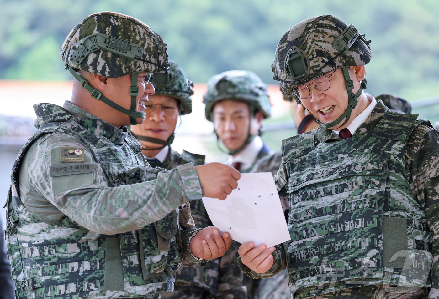 (연평도=뉴스1) 이재명 기자 = 이재명 대통령이 24일 인천 옹진군 연평도 연평부대에서 K15 경기관총 사격을 마친 후 표적지를 확인하고 있다. 2026.6.24/뉴스1