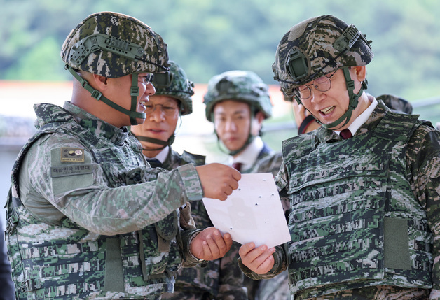 표적지 확인하는 이재명 대통령