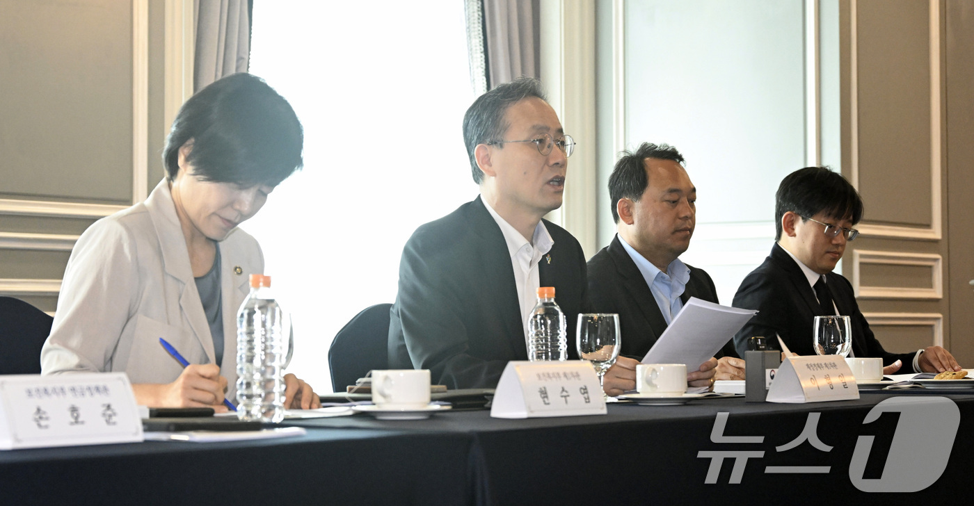 (서울=뉴스1) = 이형일 재정경제부 차관이 24일 서울 영등포구 켄싱턴 호텔에서 열린 국회 연금계획 특별위원회 범부처 지원 TF 제2차 회의에 참석해 발언을 하고 있다. (재정경 …