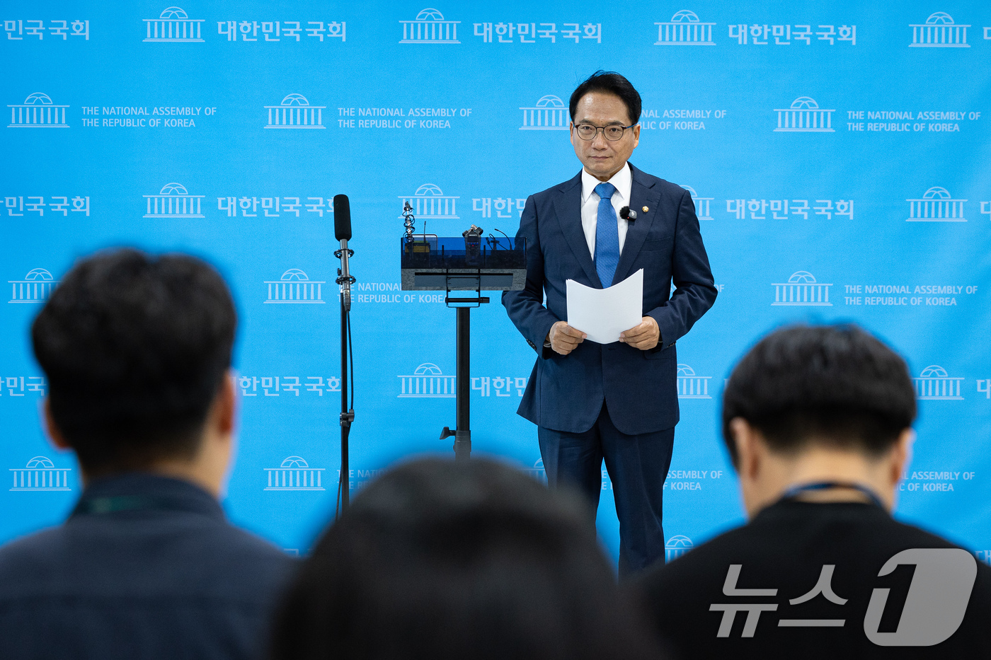 (서울=뉴스1) 유승관 기자 = 박선원 더불어민주당 의원이 24일 서울 여의도 국회 소통관에서 최고위원 출마를 선언한 후 취재진 질문에 답하고 있다. 2026.6.24/뉴스1