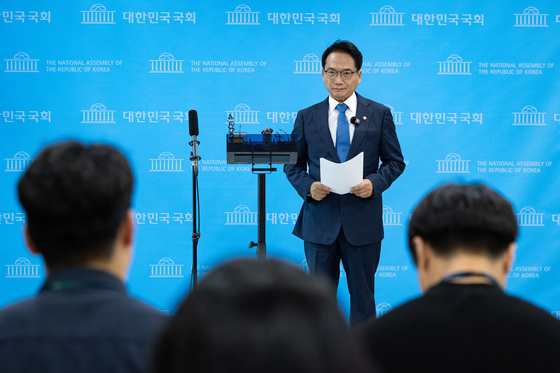취재진 질문 듣는 박선원 의원