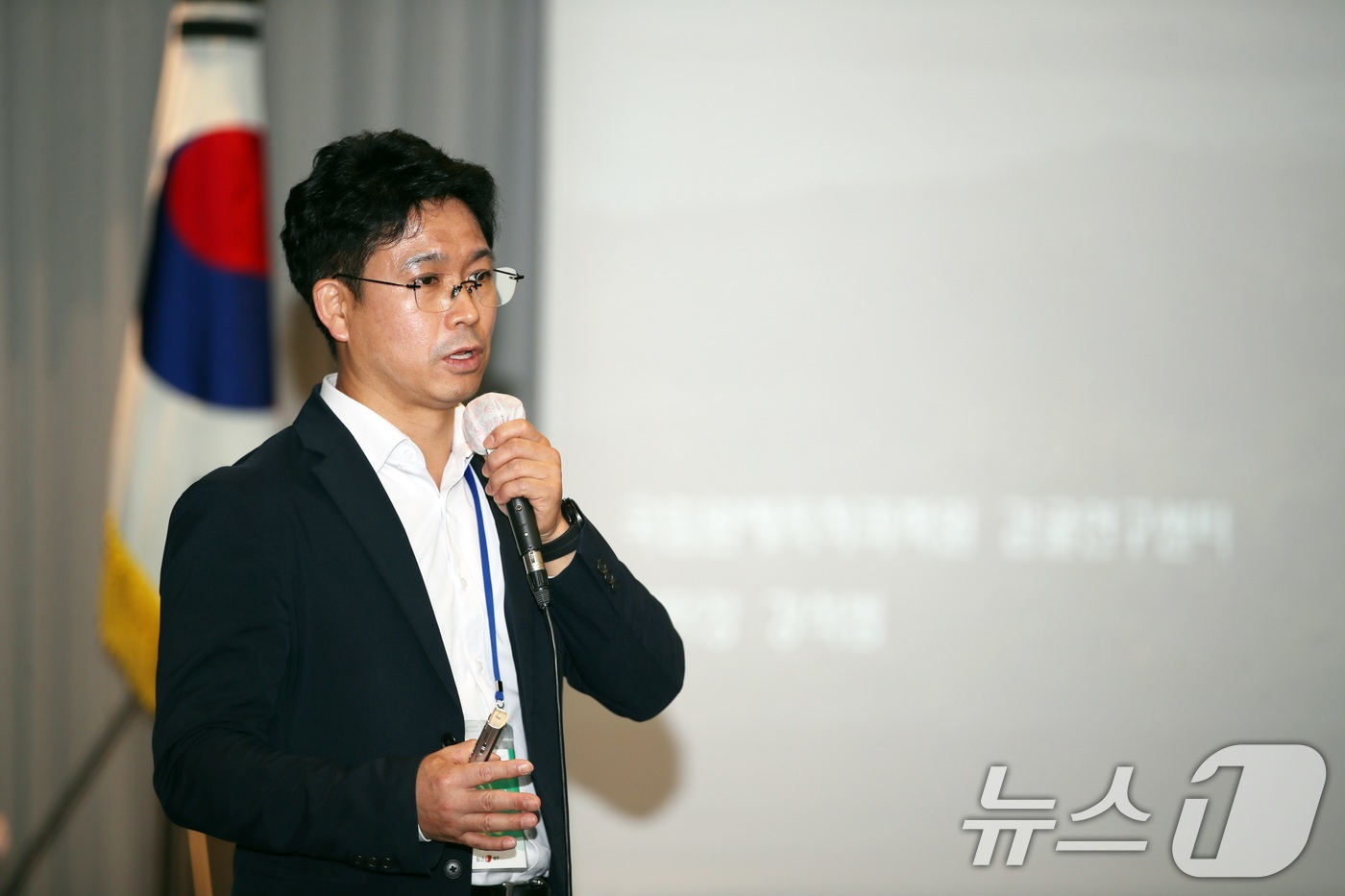 (제주=뉴스1) 고동명 기자 = 24일 오전 제주시 아스타호텔에서 열린 '2026 제주플러스포럼'에서 강석범 국립원예특작과학원 감귤연구센터장이 발표하고 있다. 이번 행사는 제주대학 …