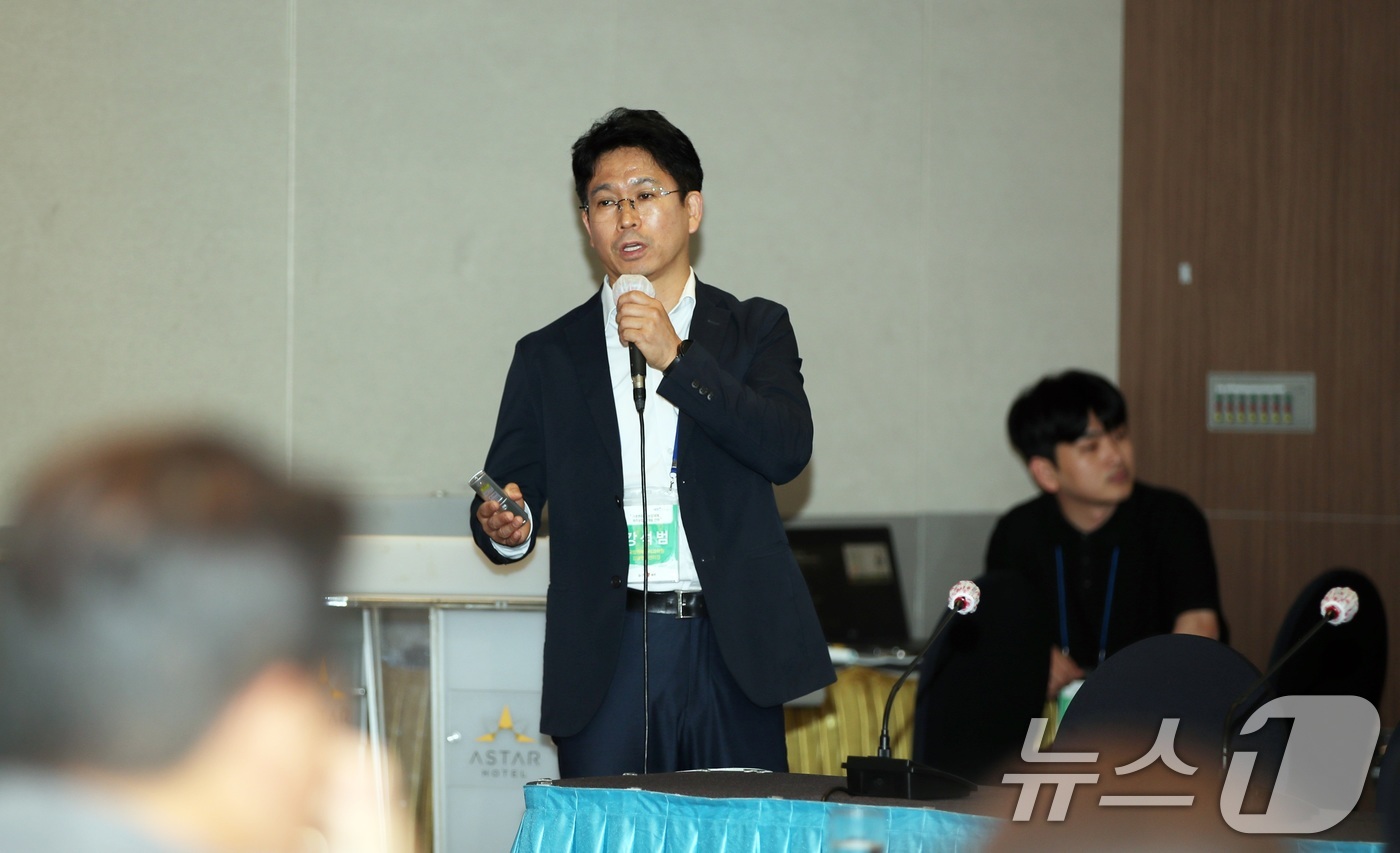 (제주=뉴스1) 고동명 기자 = 24일 오전 제주시 아스타호텔에서 열린 '2026 제주플러스포럼'에서 강석범 국립원예특작과학원 감귤연구센터장이 발표하고 있다. 이번 행사는 제주대학 …