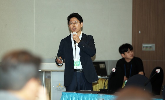 제주플러스포럼 발표하는 강석범 센터장