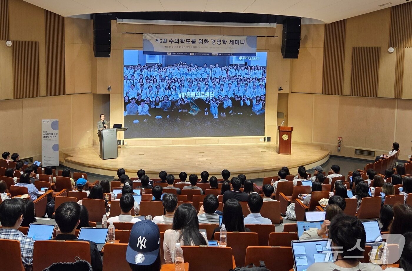본문 이미지 - 고한아 VIP동물의료센터 동대문점 원장이 24일 건국대학교에서 강의를 하고 있다. ⓒ 뉴스1 최서윤 기자