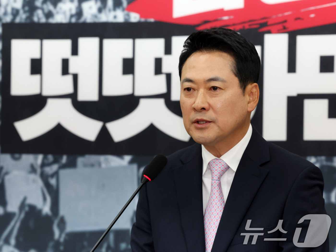 (서울=뉴스1) 황기선 기자 = 장동혁 국민의힘 대표가 24일 오후 서울 여의도 국회에서 기자회견을 하고 있다.이날 장 대표는 건강 악화로 입원한 지 엿새 만에 국회로 복귀했다. …