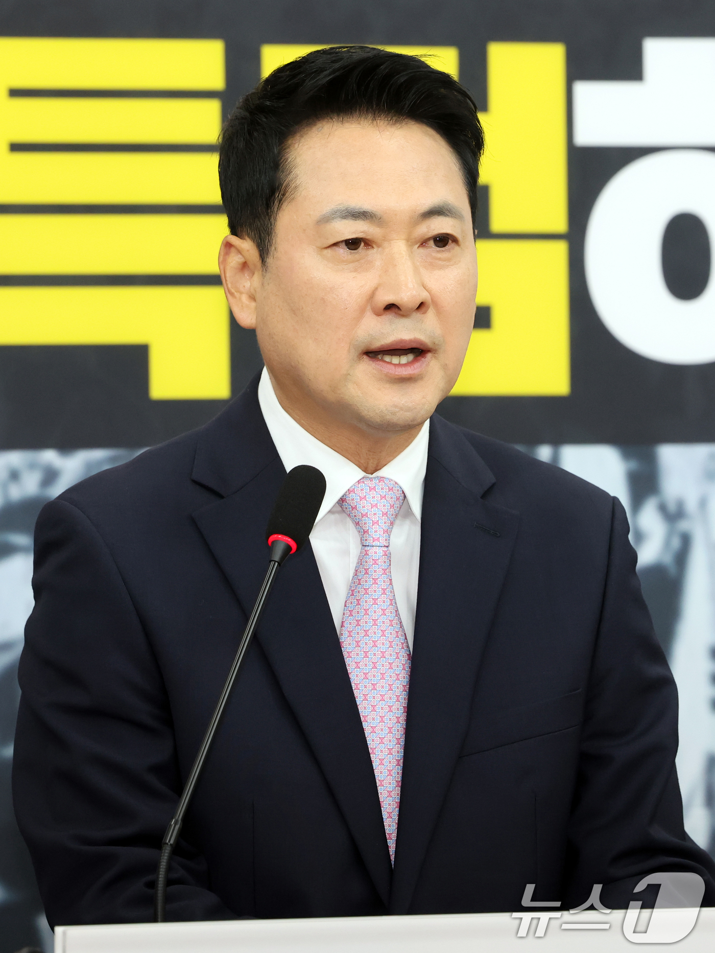 (서울=뉴스1) 황기선 기자 = 장동혁 국민의힘 대표가 24일 오후 서울 여의도 국회에서 기자회견을 하고 있다.이날 장 대표는 건강 악화로 입원한 지 엿새 만에 국회로 복귀했다. …