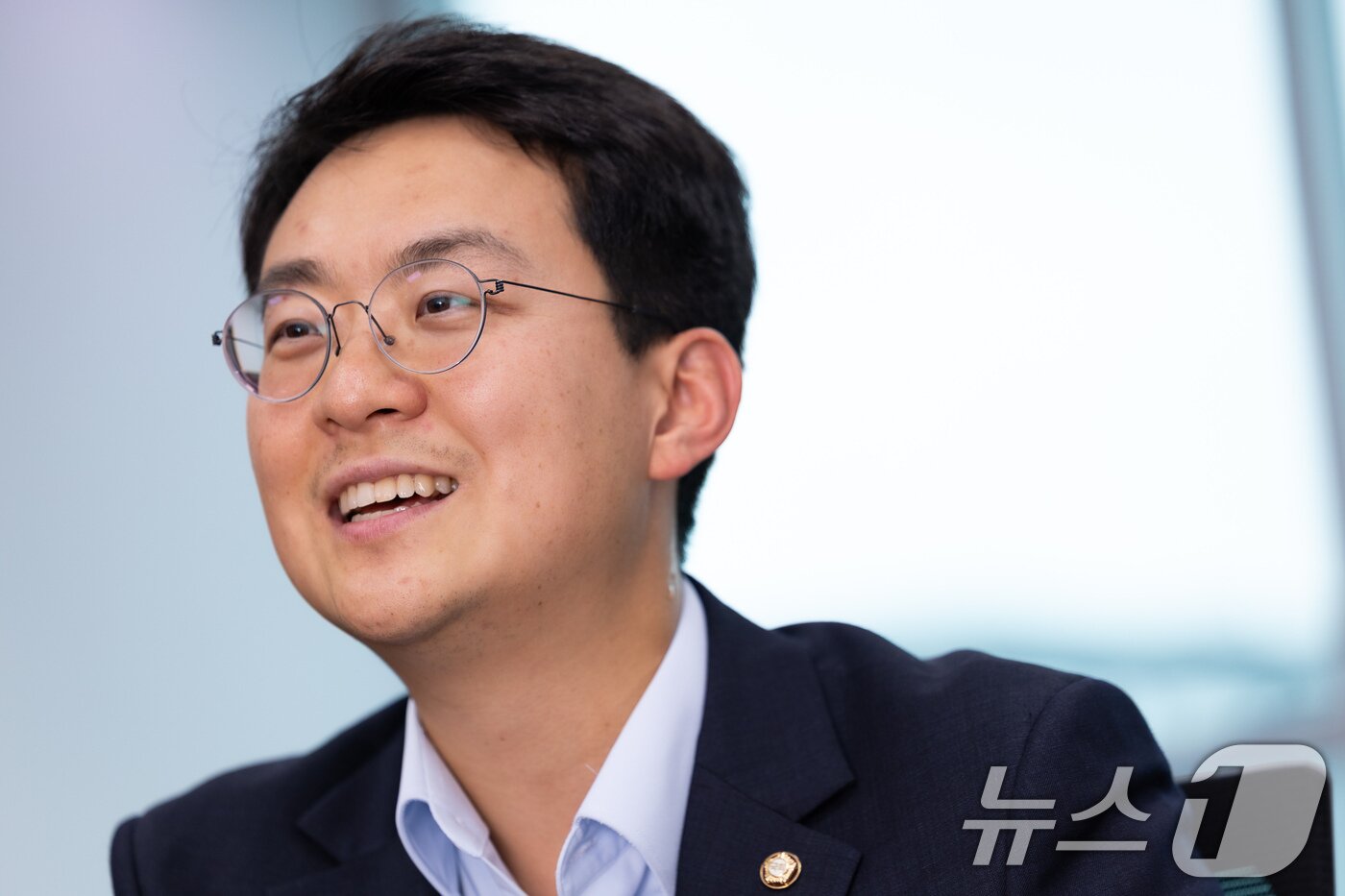 본문 이미지 - 박지원 더불어민주당 의원(전북 군산시김제시부안군을)이 24일 서울 여의도 국회 의원회관에서 뉴스1과 인터뷰하고 있다. ⓒ 뉴스1 유승관 기자