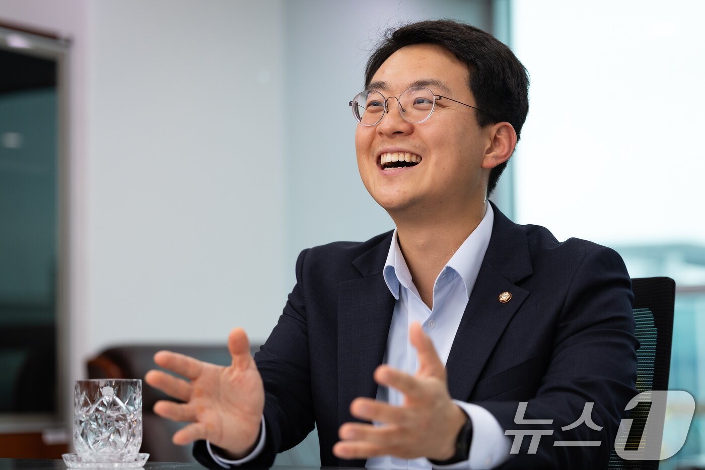 본문 이미지 - 박지원 더불어민주당 의원(전북 군산시김제시부안군을)이 24일 서울 여의도 국회 의원회관에서 뉴스1과 인터뷰하고 있다. 2026.6.24 ⓒ 뉴스1 유승관 기자