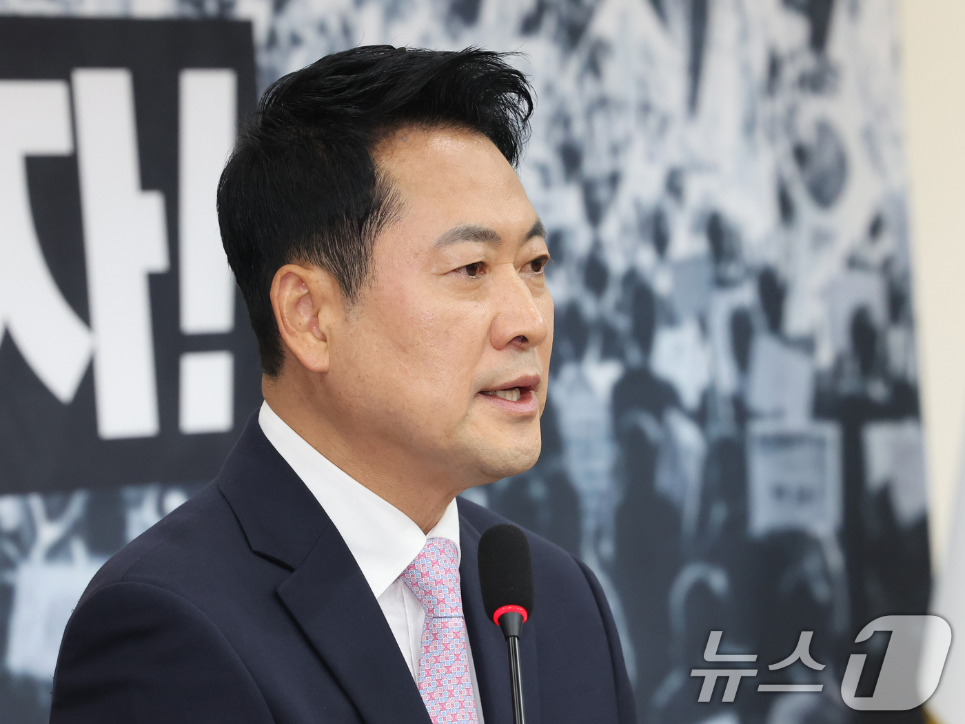 (서울=뉴스1) 황기선 기자 = 장동혁 국민의힘 대표가 24일 오후 서울 여의도 국회에서 기자회견을 하고 있다.이날 장 대표는 건강 악화로 입원한 지 엿새 만에 국회로 복귀했다. …