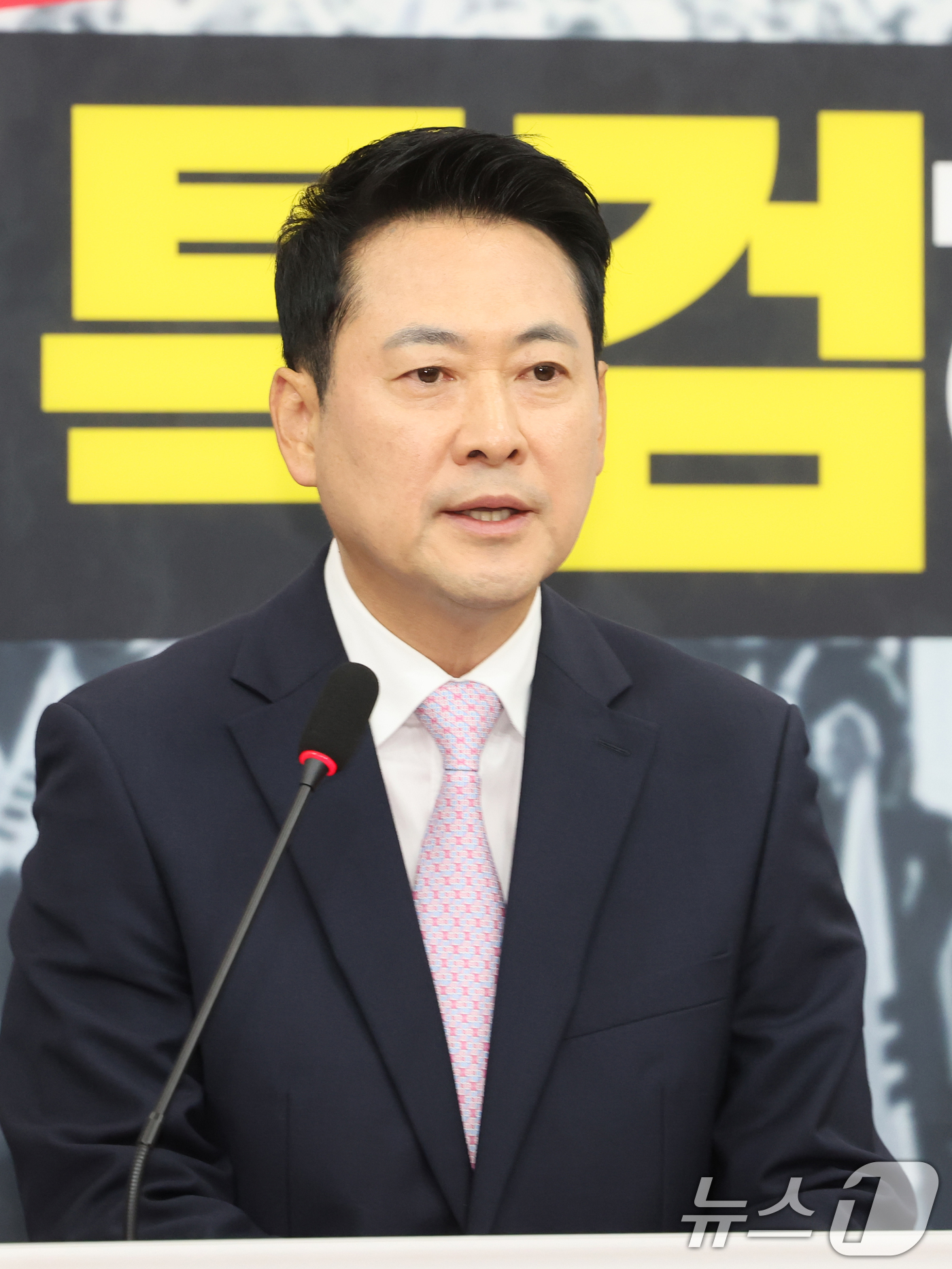 (서울=뉴스1) 황기선 기자 = 장동혁 국민의힘 대표가 24일 오후 서울 여의도 국회에서 기자회견을 하고 있다.이날 장 대표는 건강 악화로 입원한 지 엿새 만에 국회로 복귀했다. …