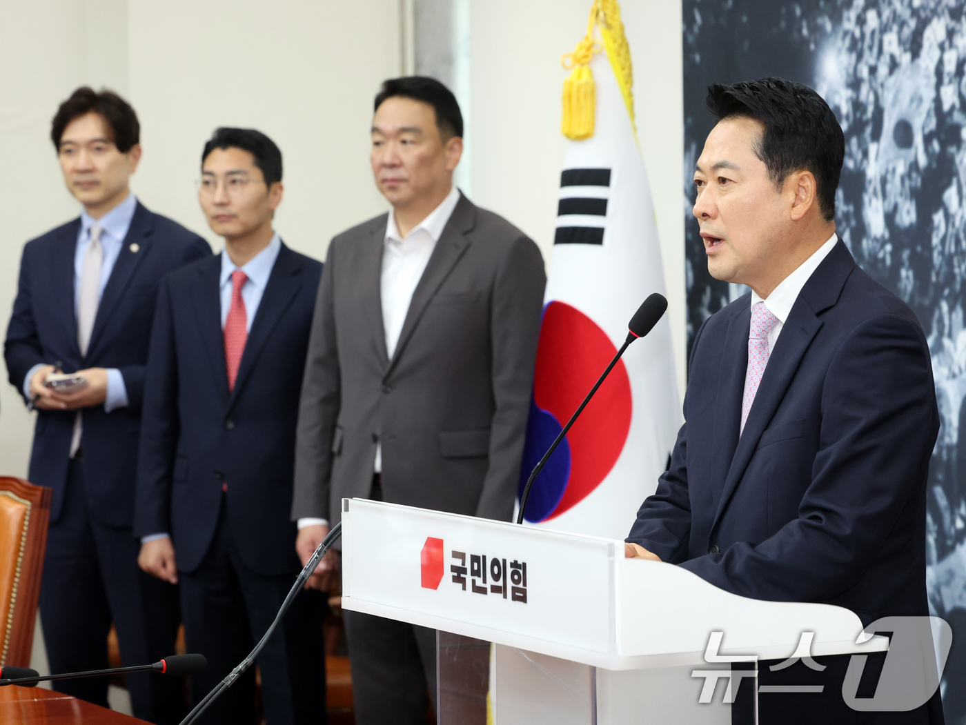 (서울=뉴스1) 황기선 기자 = 장동혁 국민의힘 대표가 24일 오후 서울 여의도 국회에서 기자회견을 하고 있다.이날 장 대표는 건강 악화로 입원한 지 엿새 만에 국회로 복귀했다. …