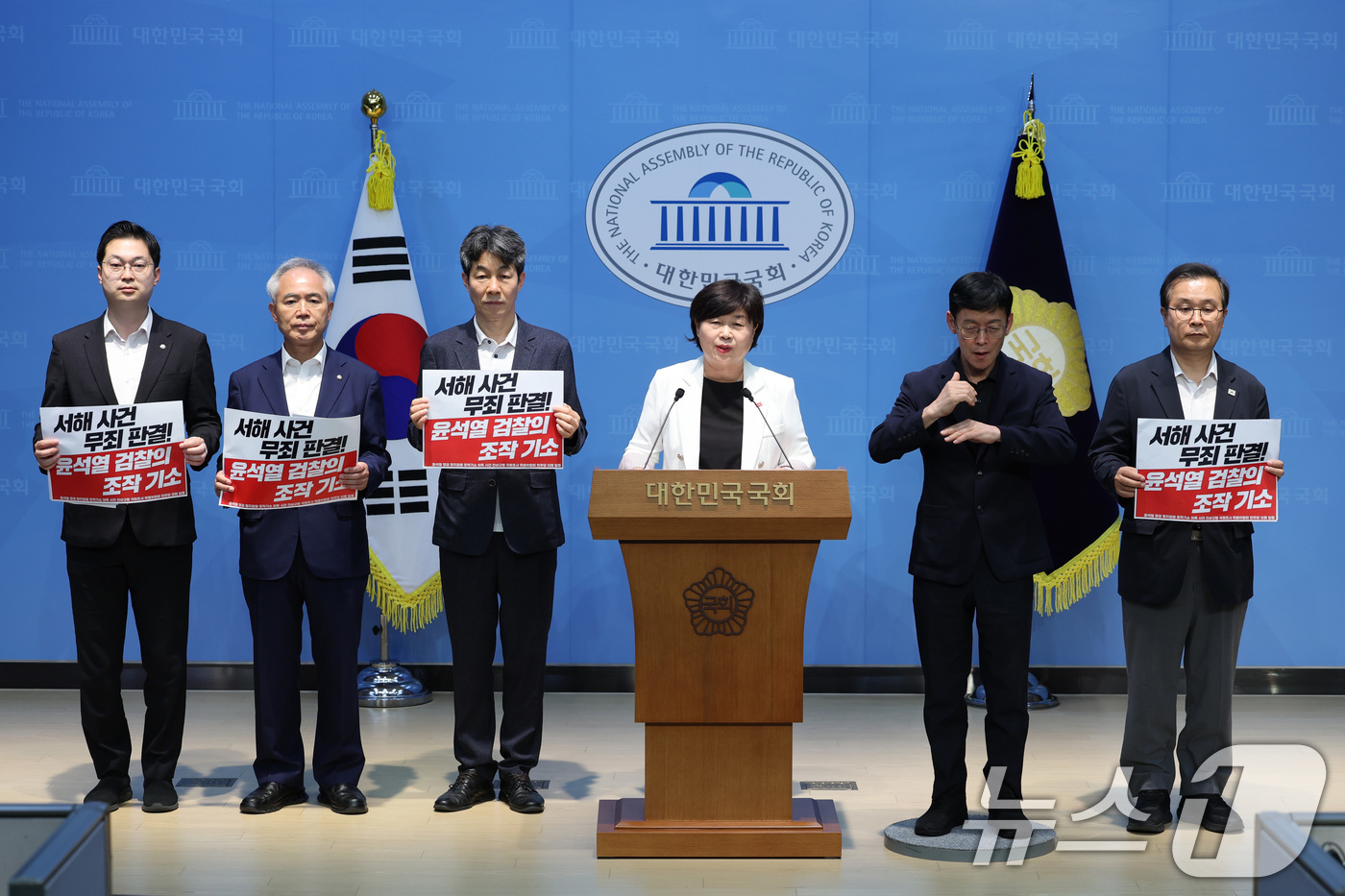 (서울=뉴스1) 신웅수 기자 = 윤석열 정권 정치검찰 조작기소 국조특위 소속인 김동아(왼쪽부터), 양부남, 윤건영, 서영교, 이건태 더불어민주당 의원이 24일 서울 여의도 국회 소 …