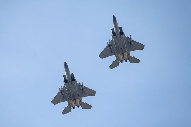 "이란서 격추 美 F-15 조종사, '해파리 대형' 드론 편대 목격"
