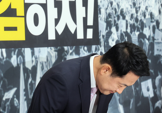 인사하는 장동혁 대표