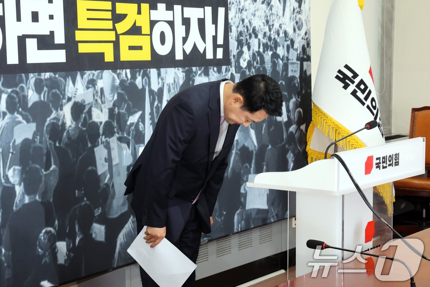 본문 이미지 - 장동혁 국민의힘 대표가 24일 오후 서울 여의도 국회에서 기자회견을 마치고 인사하고 있다. 이날 장 대표는 건강 악화로 입원한 지 엿새 만에 국회로 복귀했다. 2026.6.24 ⓒ 뉴스1 황기선 기자