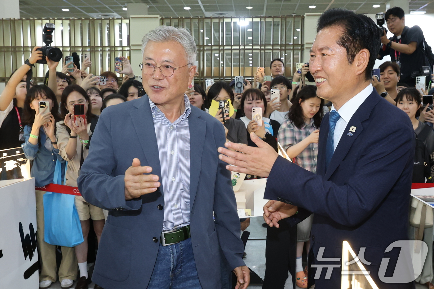 (서울=뉴스1) 최지환 기자 = 정청래 전 더불어민주당 대표가 24일 서울 강남구 코엑스에서 열린 서울국제도서전에서 문재인 전 대통령과 대화하고 있다. (공동취재) 2026.6.2 …