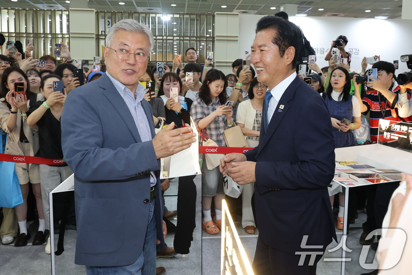 (서울=뉴스1) 최지환 기자 = 정청래 전 더불어민주당 대표가 24일 서울 강남구 코엑스에서 열린 서울국제도서전에서 문재인 전 대통령과 대화하고 있다. (공동취재) 2026.6.2 …