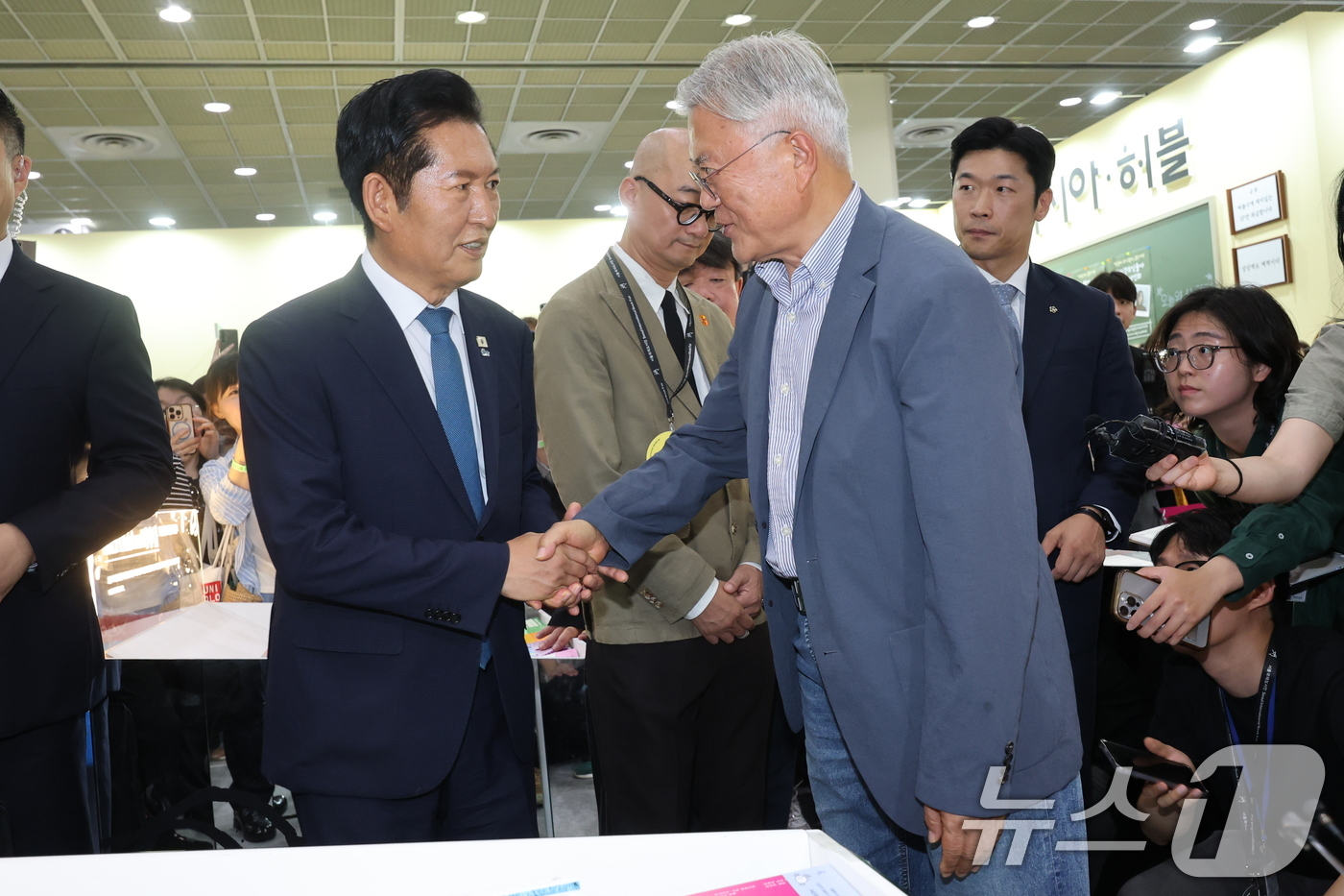 (서울=뉴스1) 최지환 기자 = 정청래 전 더불어민주당 대표가 24일 서울 강남구 코엑스에서 열린 서울국제도서전에서 문재인 전 대통령과 인사를 나누고 있다. (공동취재) 2026. …