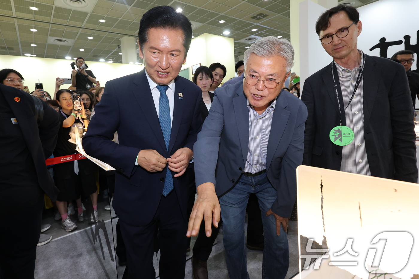 (서울=뉴스1) 최지환 기자 = 정청래 전 더불어민주당 대표가 24일 서울 강남구 코엑스에서 열린 서울국제도서전에서 문재인 전 대통령과 대화하고 있다. (공동취재) 2026.6.2 …