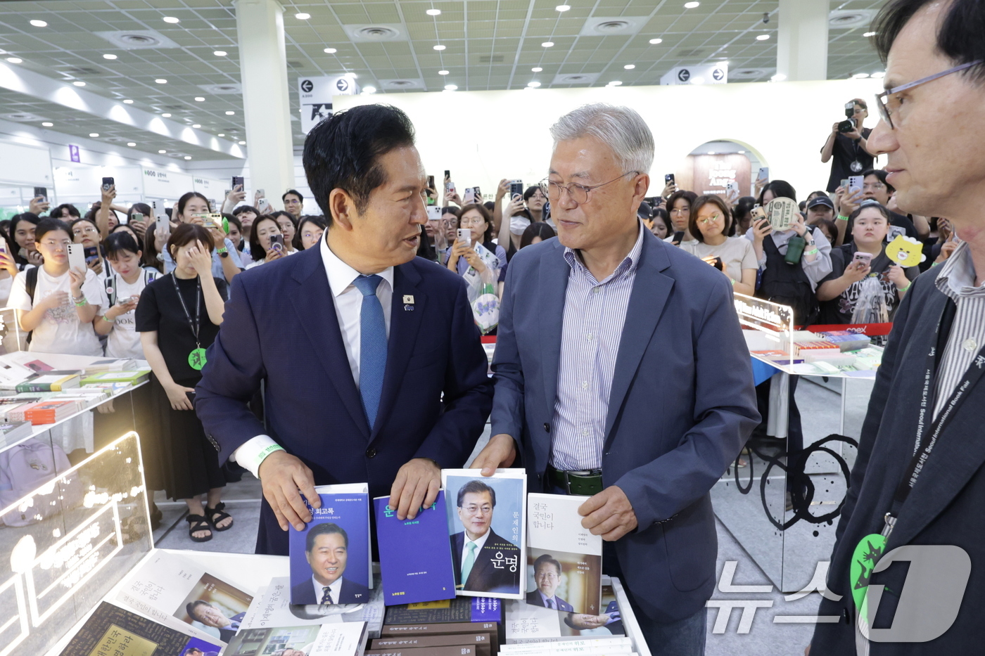 (서울=뉴스1) 최지환 기자 = 문재인 전 대통령과 정청래 전 더불어민주당 대표가 24일 서울 강남구 코엑스에서 열린 서울국제도서전에서 대화하고 있다. (공동취재)2026.6.24 …
