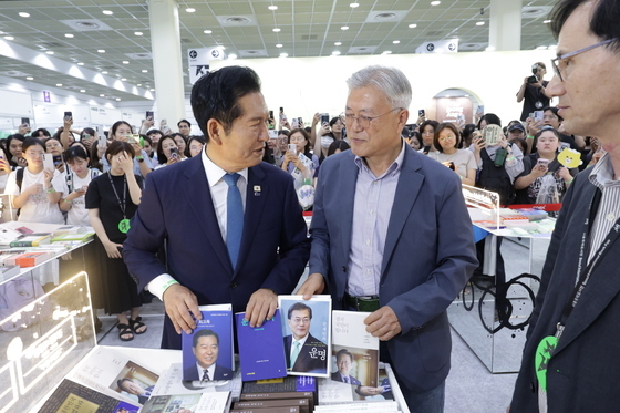 국제도서전에서 만난 문재인 전 대통령과 정청래 전 대표