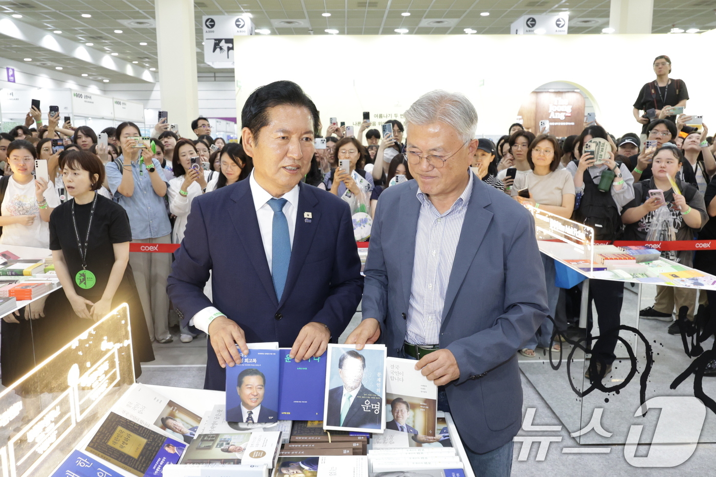 (서울=뉴스1) 최지환 기자 = 문재인 전 대통령과 정청래 전 더불어민주당 대표가 24일 서울 강남구 코엑스에서 열린 서울국제도서전에서 만나 대화하고 있다. (공동취재)2026.6 …
