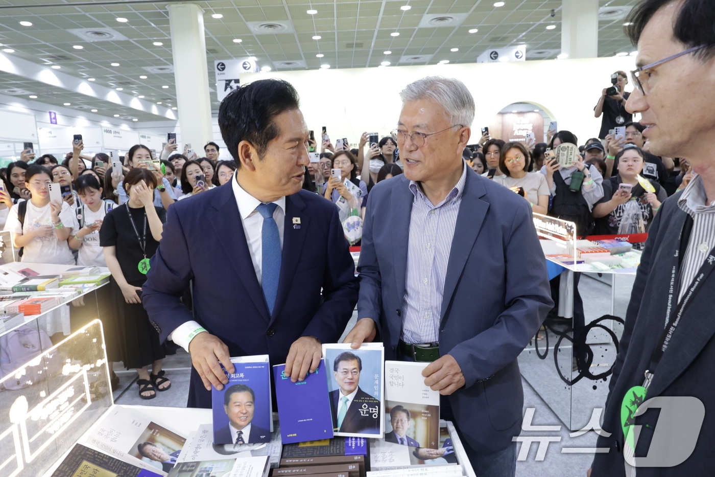 (서울=뉴스1) 최지환 기자 = 문재인 전 대통령과 정청래 전 더불어민주당 대표가 24일 서울 강남구 코엑스에서 열린 서울국제도서전에서 만나 대화하고 있다. (공동취재)2026.6 …