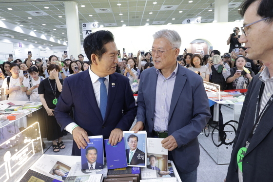 국제도서전에서 만난 문재인·정청래