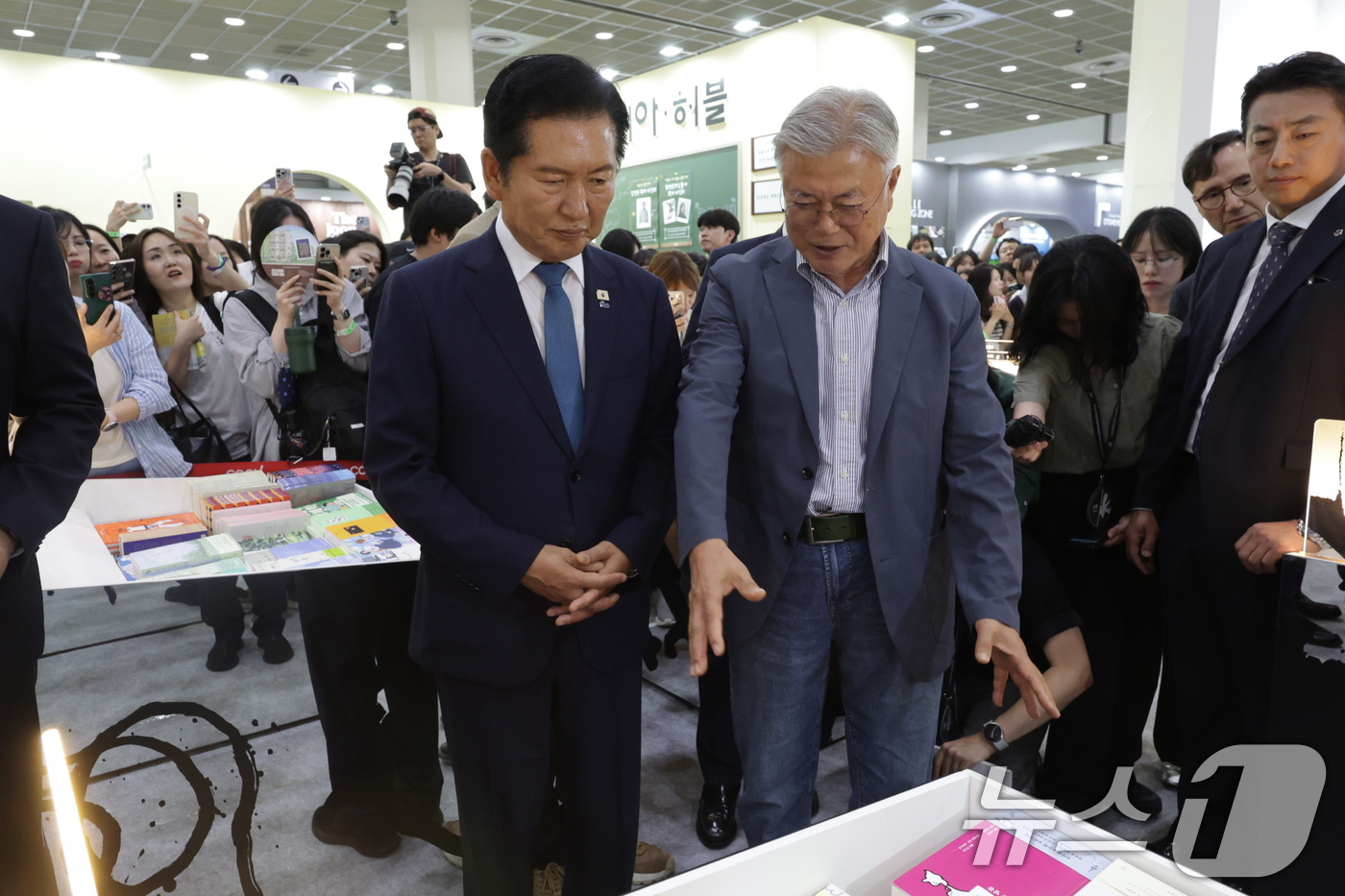 (서울=뉴스1) 최지환 기자 = 문재인 전 대통령과 정청래 전 더불어민주당 대표가 24일 서울 강남구 코엑스에서 열린 서울국제도서전에서 만나 대화하고 있다. (공동취재)2026.6 …