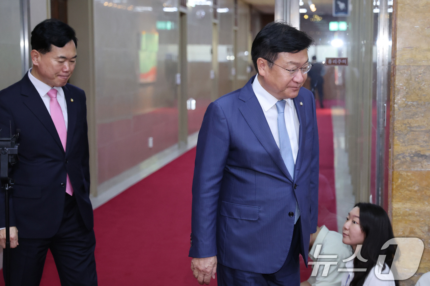 (서울=뉴스1) 신웅수 기자 = 정점식 국민의힘 원내대표와 김승수 원내운영수석부대표가 24일 서울 여의도 국회에서 의장 주재 원내대표 회동을 마친 후 의장실을 나서고 있다. 202 …