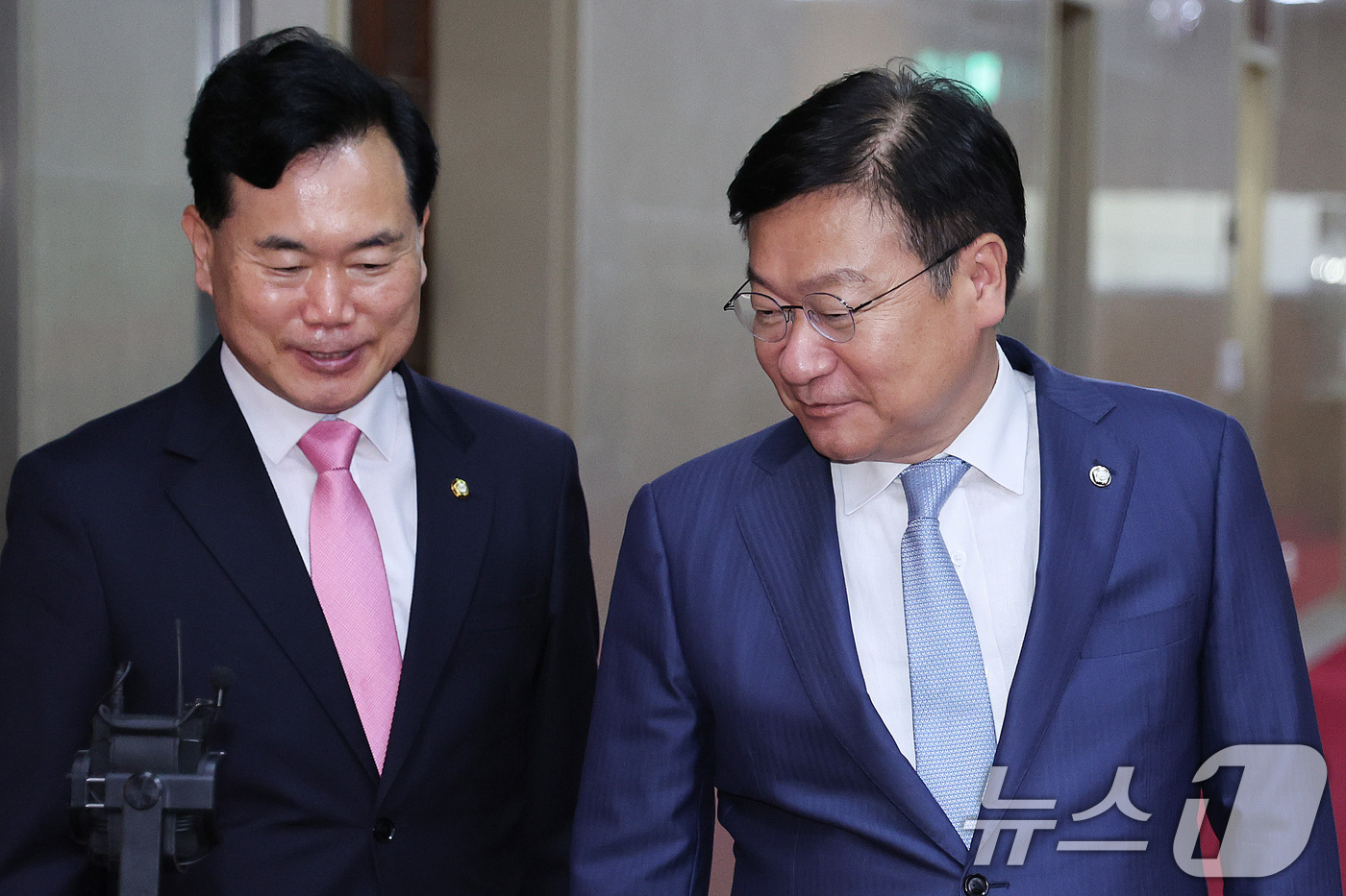 (서울=뉴스1) 신웅수 기자 = 정점식 국민의힘 원내대표와 김승수 원내운영수석부대표가 24일 서울 여의도 국회에서 의장 주재 원내대표 회동을 마친 후 의장실을 나서고 있다. 202 …