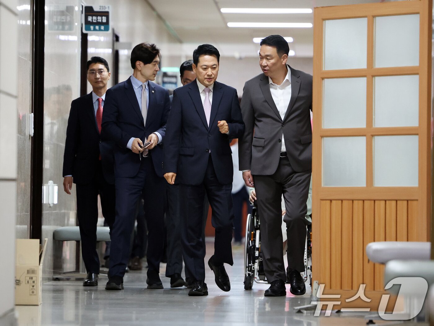 본문 이미지 - 장동혁 국민의힘 대표가 24일 오후 서울 여의도 국회에서 기자회견을 위해 발걸음을 옮기고 있다. 이날 장 대표는 건강 악화로 입원한 지 엿새 만에 국회로 복귀했다. 2026.6.24 ⓒ 뉴스1 황기선 기자